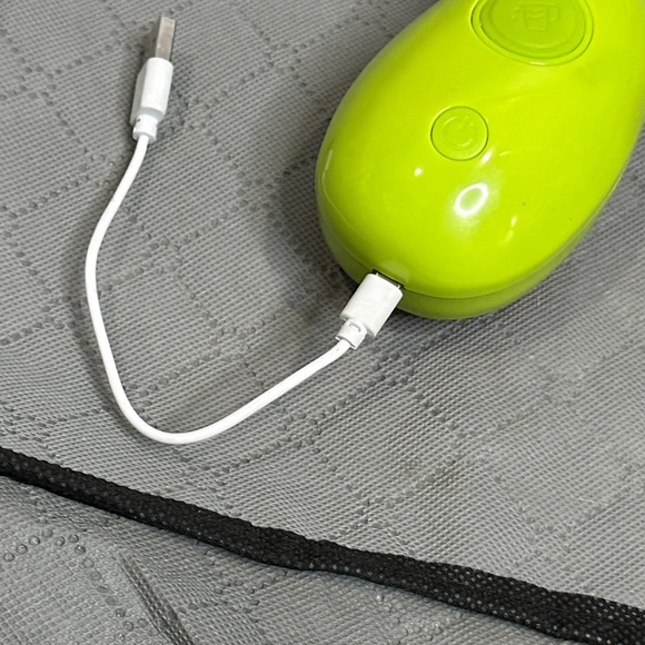 Vibrant Lime Green USB Cat Grooming Steamer Remove Excess Cat Hair with Ease - Picture 7 of 8